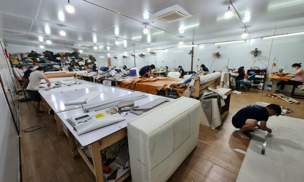 Một khâu trong quá trình sản xuất sofa của Minh Phú