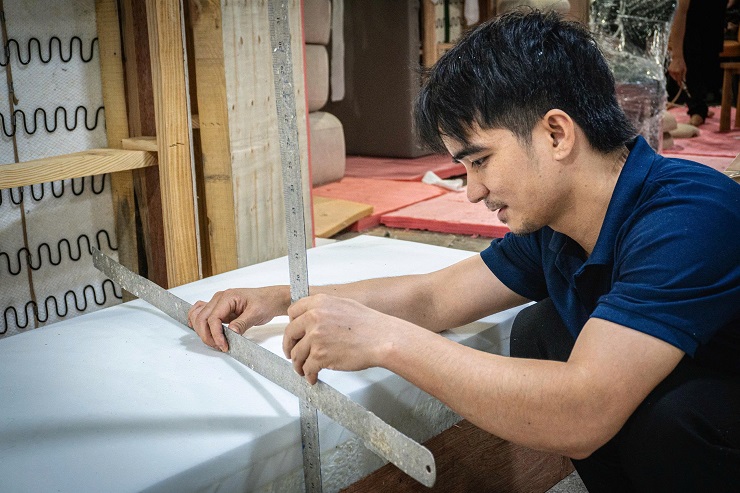 Cắt và tạo hình foam mút