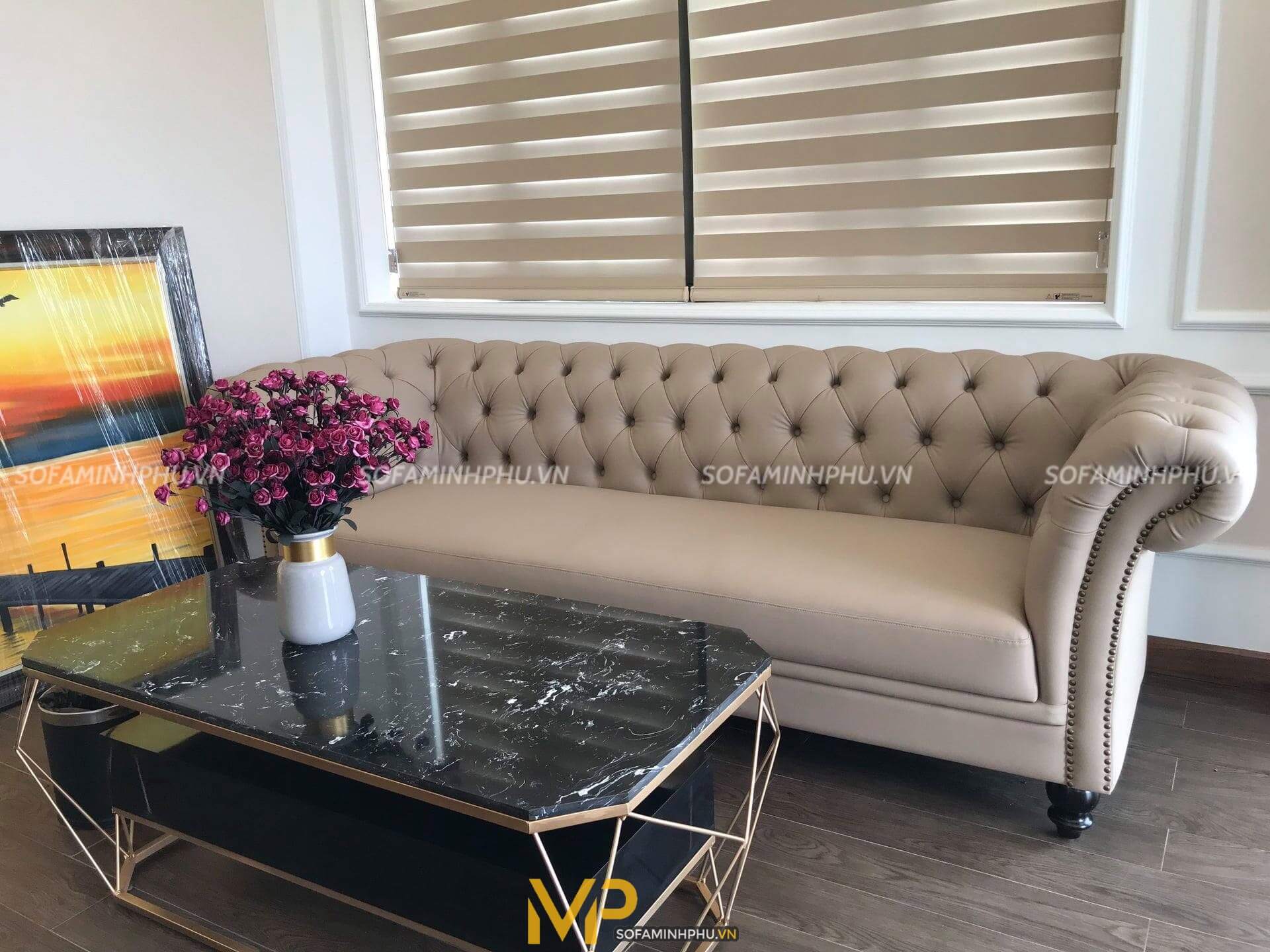 Ghế sofa tân cổ và bàn trà được Minh Phú sản xuất