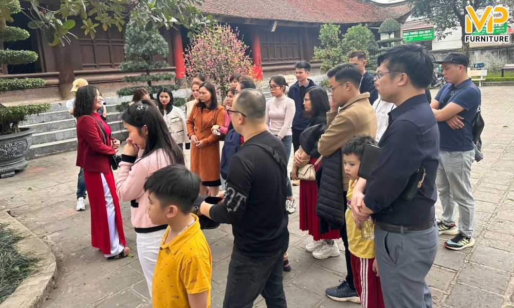 Hướng dẫn viên giới thiệu về lịch sử