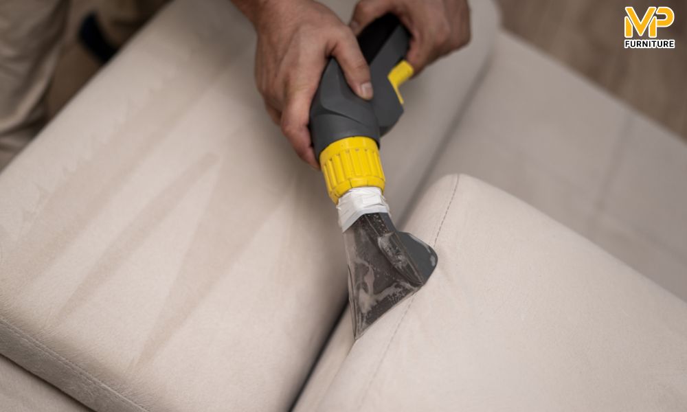 Sử dụng máy hút bụi hút nước trên ghế sofa bị ướt