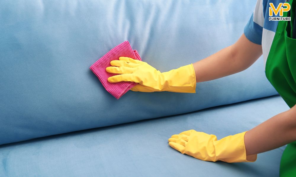 Dùng dung dịch vệ sinh sofa chuyên dụng