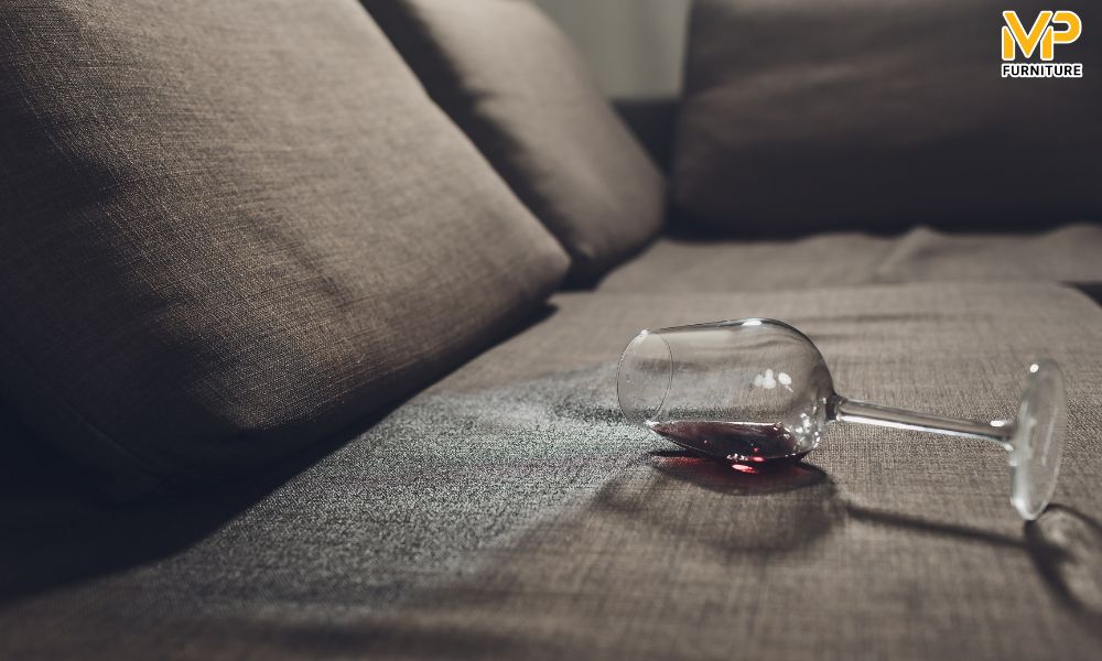 Làm sạch vết bẩn có màu trên ghế sofa bị ướt