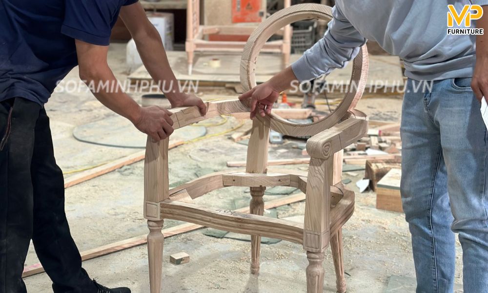 Kiểm tra chất lượng hàn và đinh của khung ghế sofa