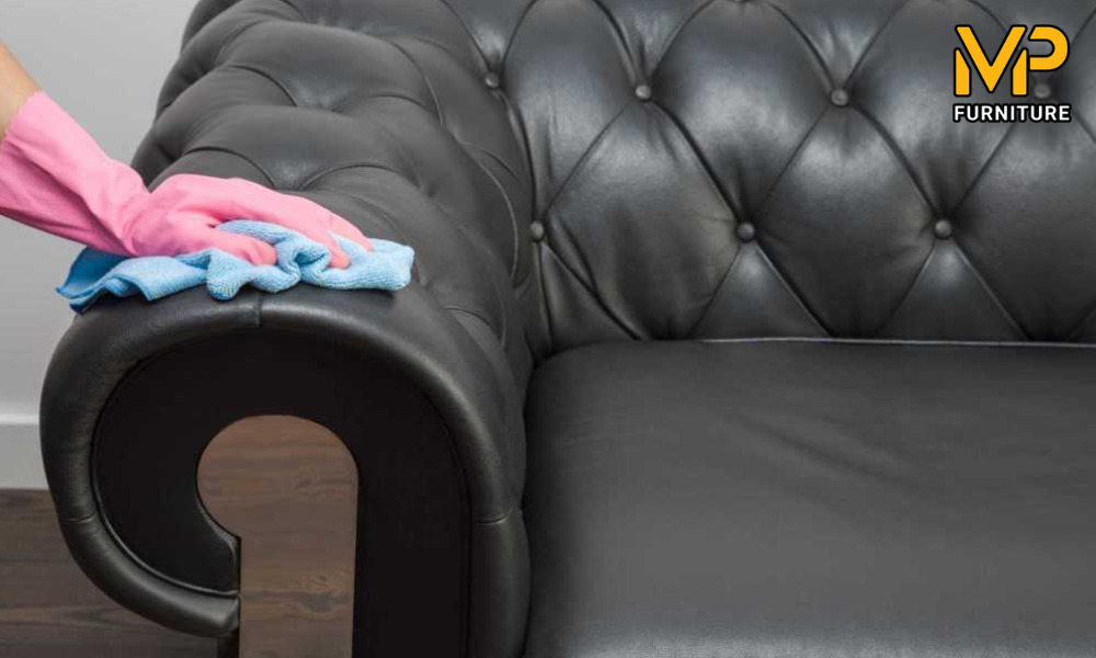 Cách làm sạch bụi bẩn trên sofa da