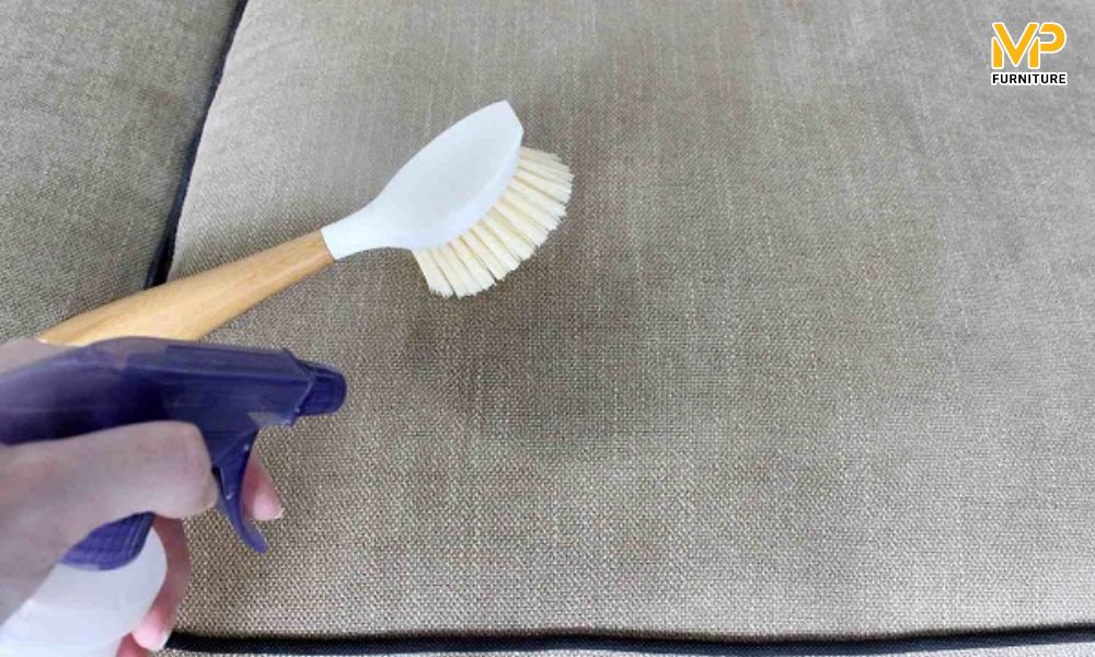 Cách làm sạch mực bút bi trên sofa 