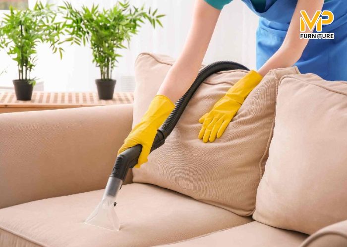 Mẹo làm sạch ghế sofa vải trong vòng một phút