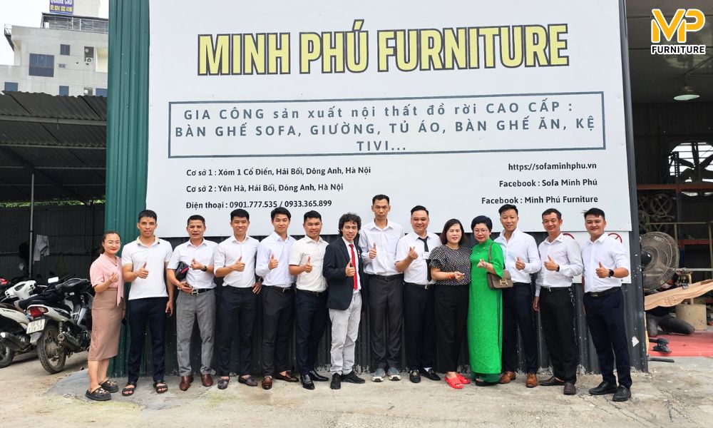 Sofa Minh Phú đón khách tham quan