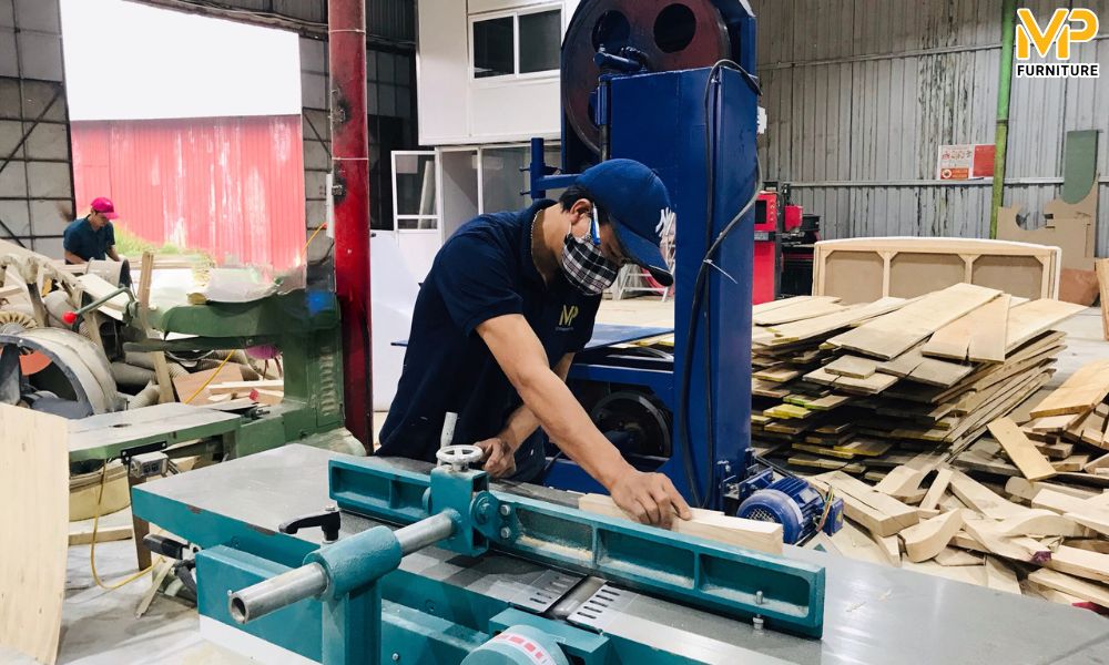 Tuyển thợ đóng khung ghế sofa