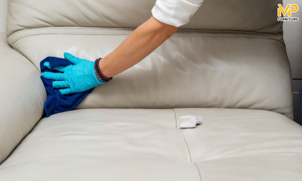 Hút bụi và vệ sinh sofa da thật