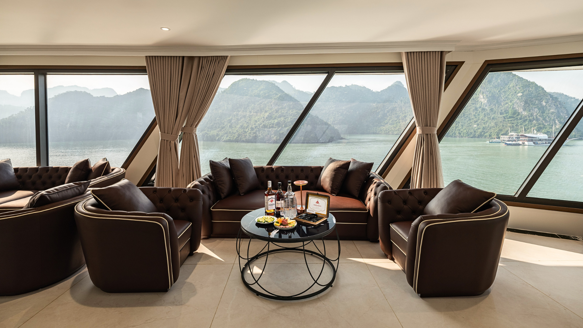 nội thất du thuyền diana cruises