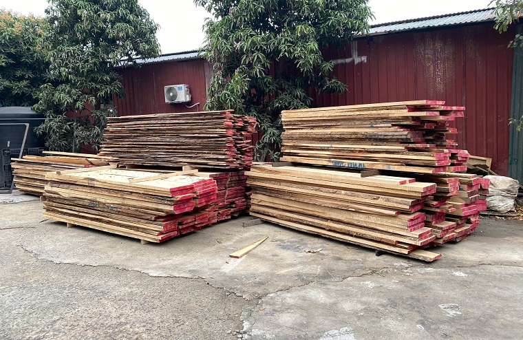 Tính chất của gỗ Thông tự nhiên